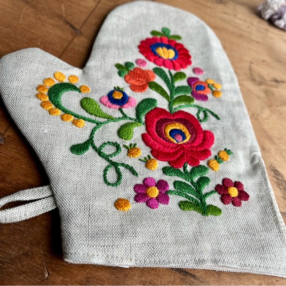 Handcrafted vintage Hungarian Silk Hand Embroidered Oven Mitt Wall Hanging - Picture 2 of 5